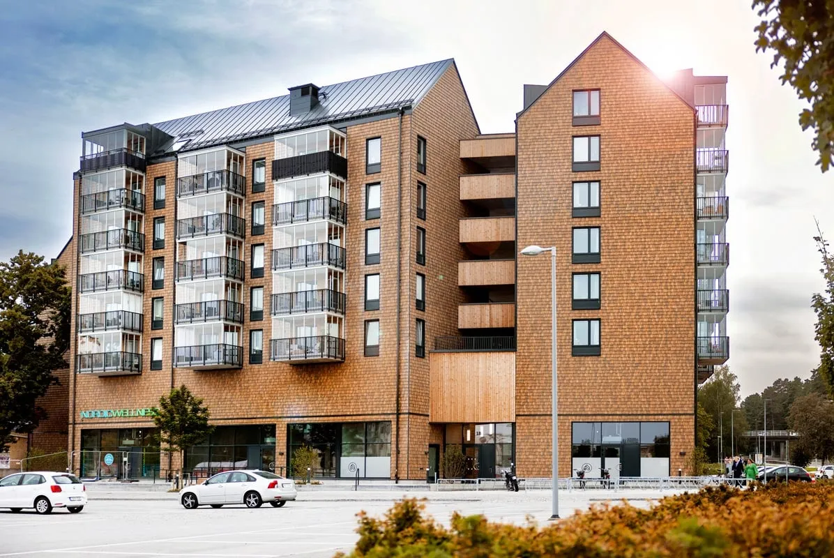 Adolfsberg centrum – Butiks- och entrépartier i bottenplan samt inglasade balkonger i kvarteret. Glas som ska tåla att användas varje dag.