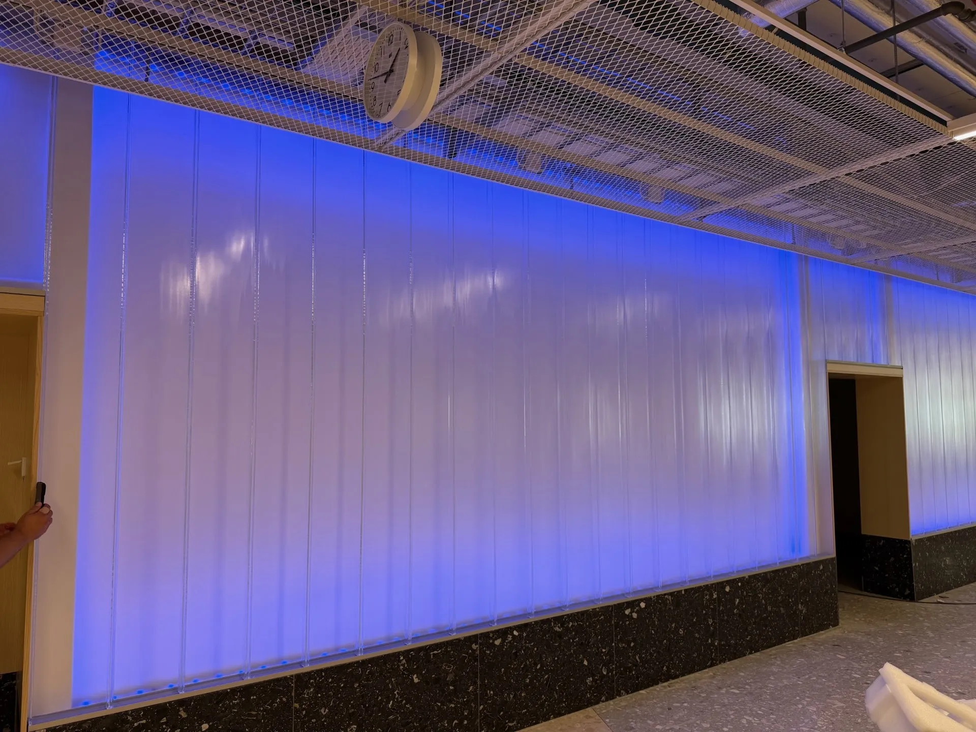 LED-belyst glasvägg – Kanalglasvägg med integrerad LED-list i golvprofilen. Väggen släpper igenom ljus men inte insyn – och kan färgsättas efter tillfälle.