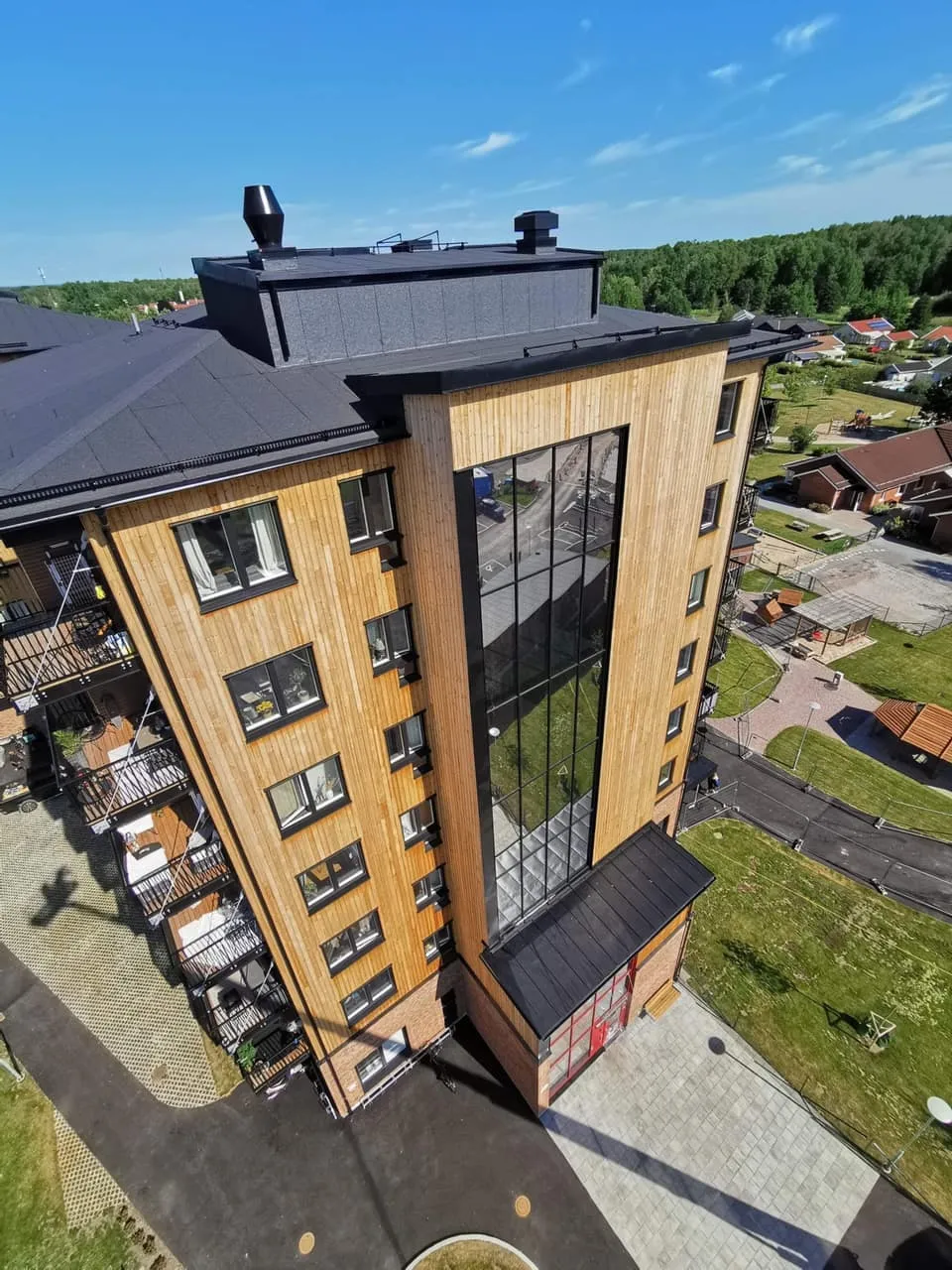 Norrstjärnan – Glasat trapphusparti över sex våningar i spröjsat system – husets mest synliga detalj, sedd från alla håll.
